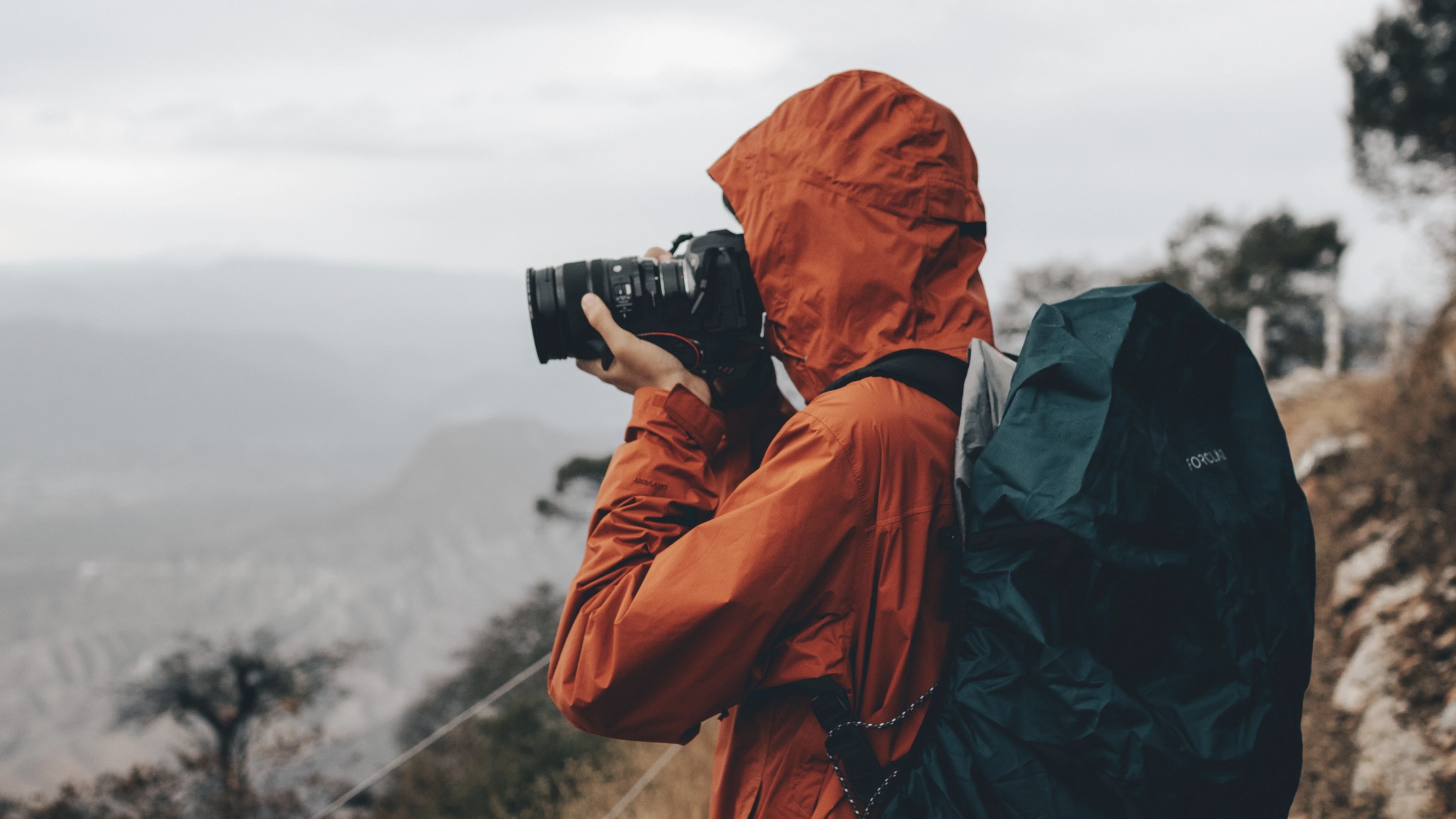 High-Altitude Camera Gear Guide: Protecting Equipment, Battery Survival & Camera Settings at -20°C