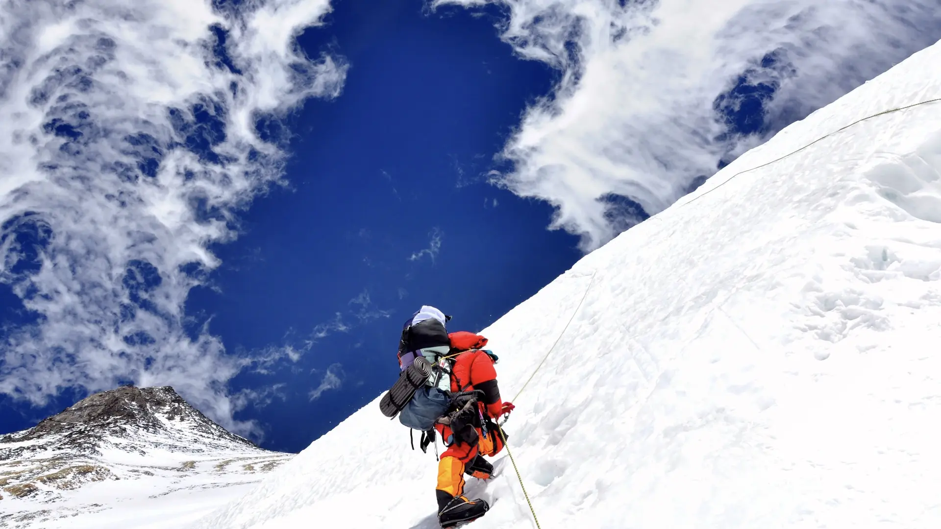 The Science of Breathing at 5,000m: Why Traditional Oxygen Cylinders Fail and Why CAE Uses Active Delivery Masks