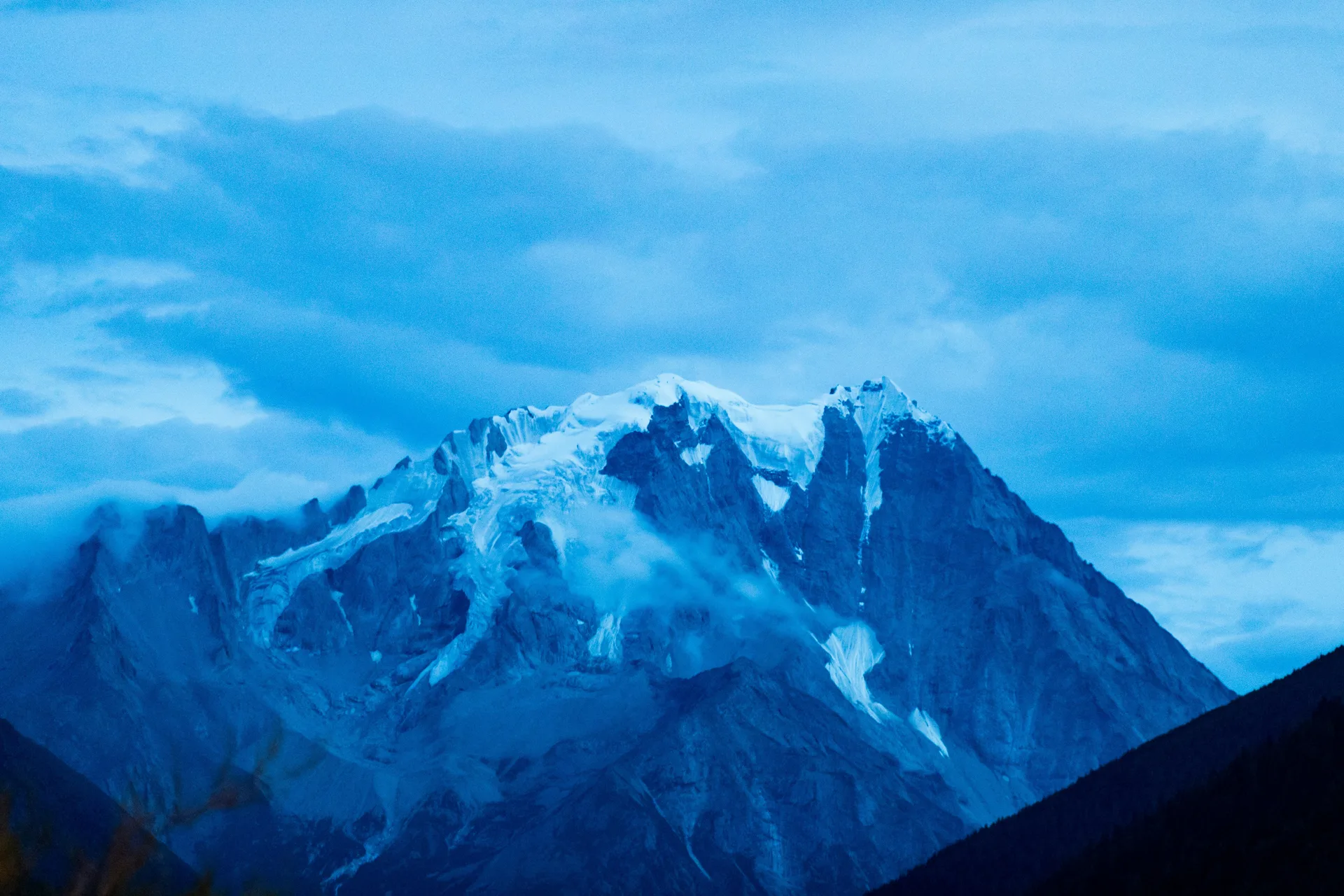 China Overland Alert (Peak Summer Season): Navigating 'Balang Mountain Dynamic Closures' & Mandatory Fallback Routing