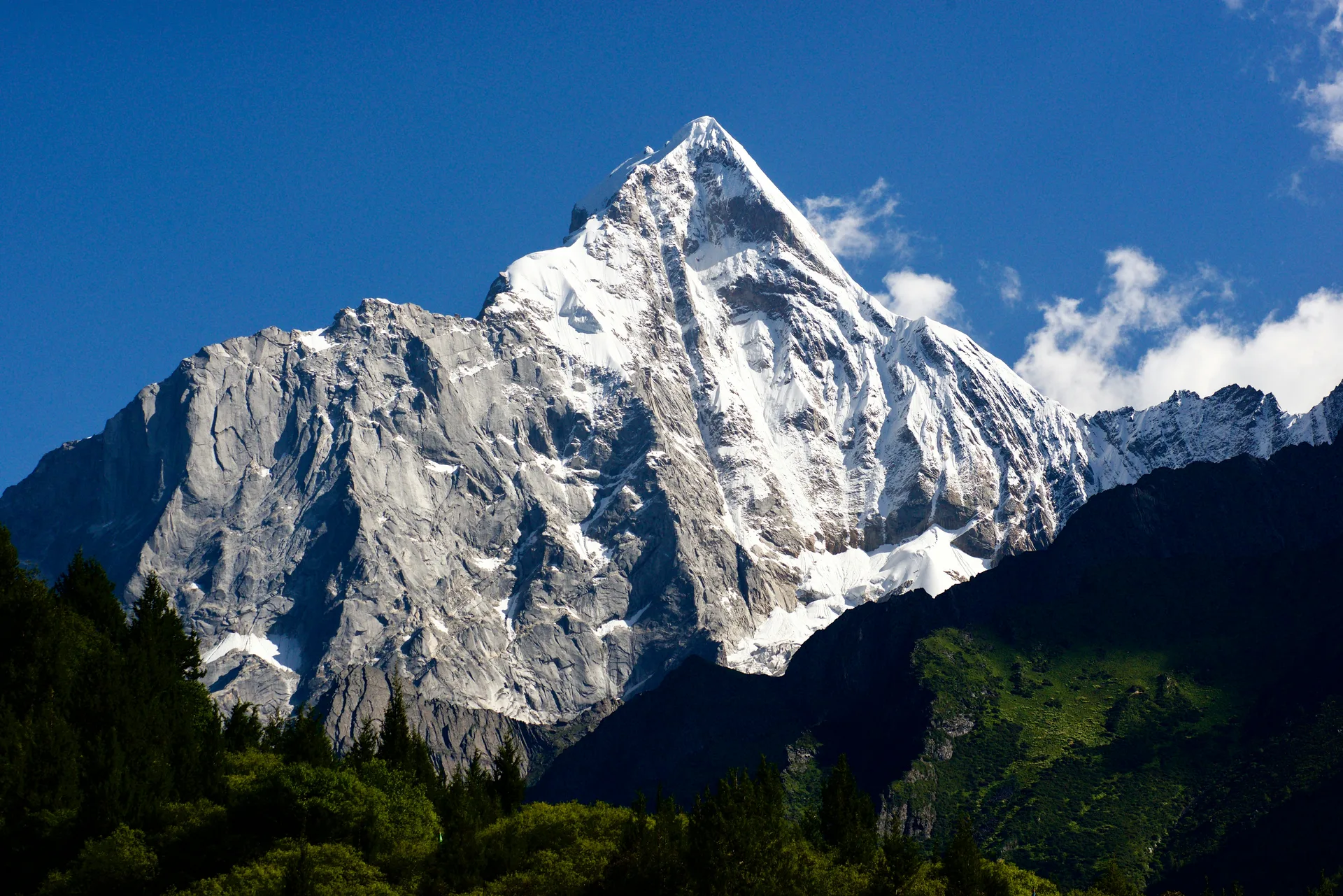 China Alpine Technical Alert (Peak Summer Season): Navigating 'Ice-Rock Interface Instability' & Uncharted Crevasse Hazards on Mount Siguniang Sanfeng