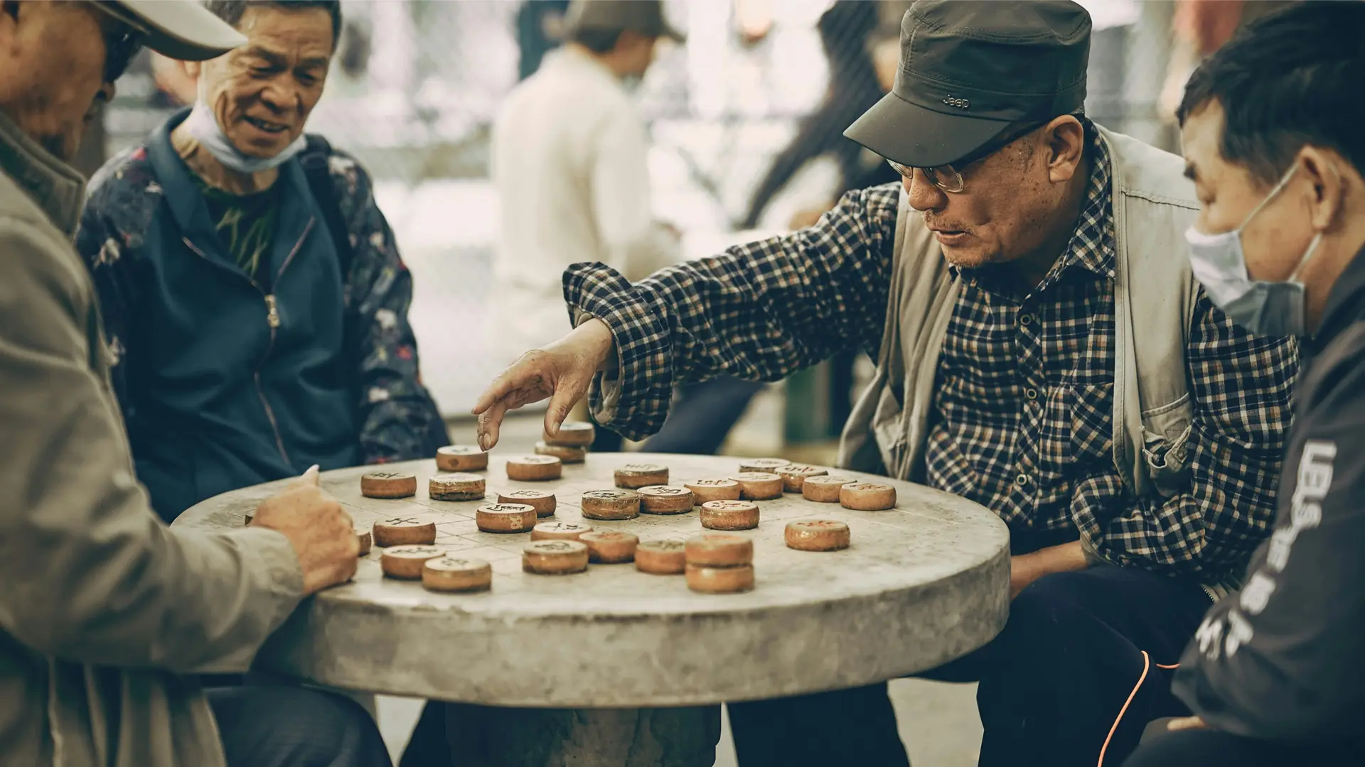 Personal Space and Social Distance in China: A Proxemics Guide for Foreign Travelers (2026)