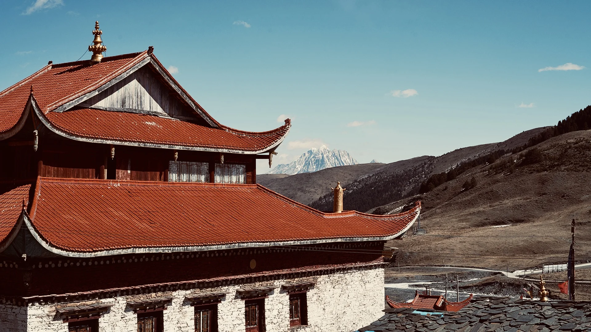 Lhasa Barkhor Street Pilgrimage Dawn · Ewan Wu's Visual Archive