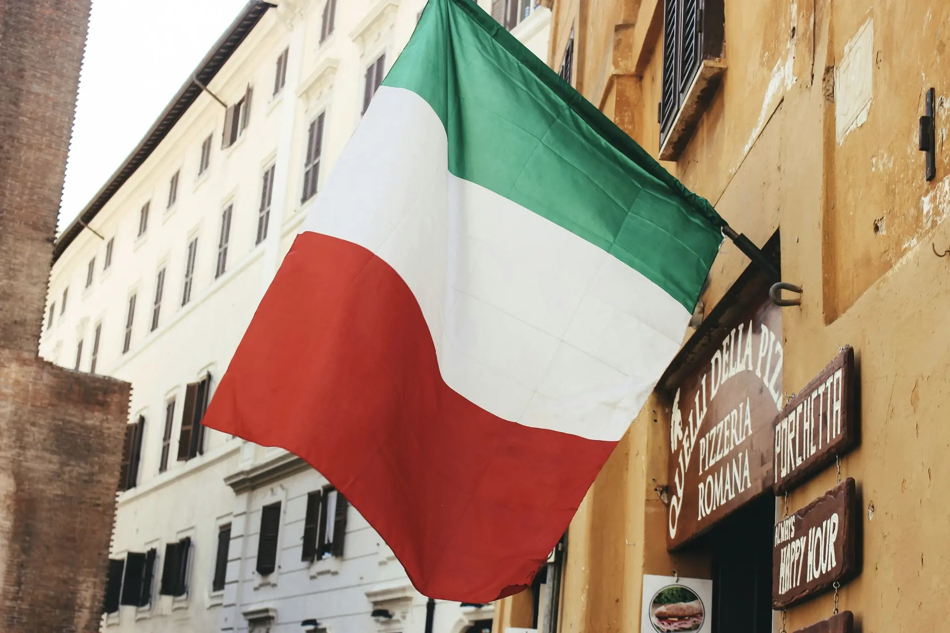 Cultural Navigation Guide for Italian Travelers in Western China